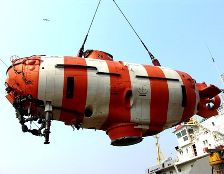 August 7 2005 Trapped Russian sub&nbsp;rescued