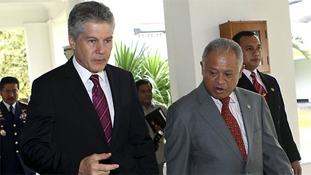 Australian Defence Minister Stephen Smith with his Indonesian counterpart Purnomo Yusgiantoro