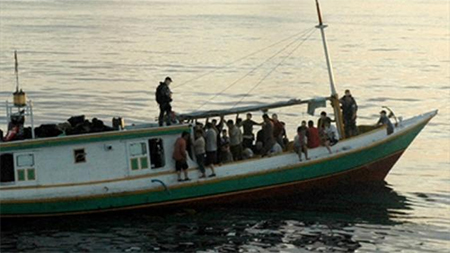 Boat carrying asylum seekers