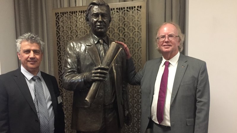 Bronze statue of former lord mayor Clem Jones with sculptor Phil Piperides and Clem Jones Trust chairman David Muir. CREDIT:TONY MOORE