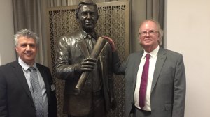Bronze statue of former lord mayor Clem Jones with sculptor Phil Piperides and Clem Jones Trust chairman David Muir. CREDIT:TONY MOORE